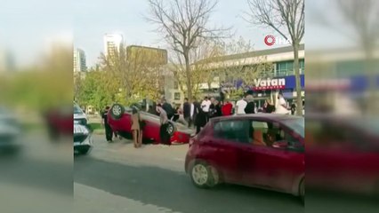 İki araç çarpıştı, takla atan otomobilde sürücü sıkıştı