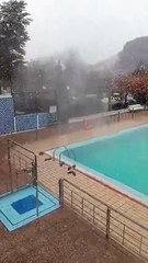 Personas bañándose en el balneario de Fitero con la nieve