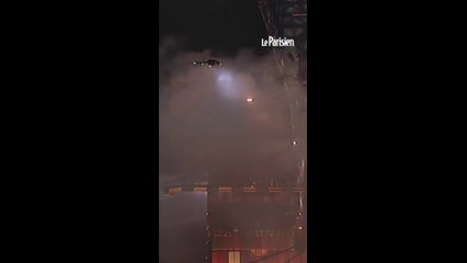 Un porte-conteneurs en flammes dans le port de Los Angeles