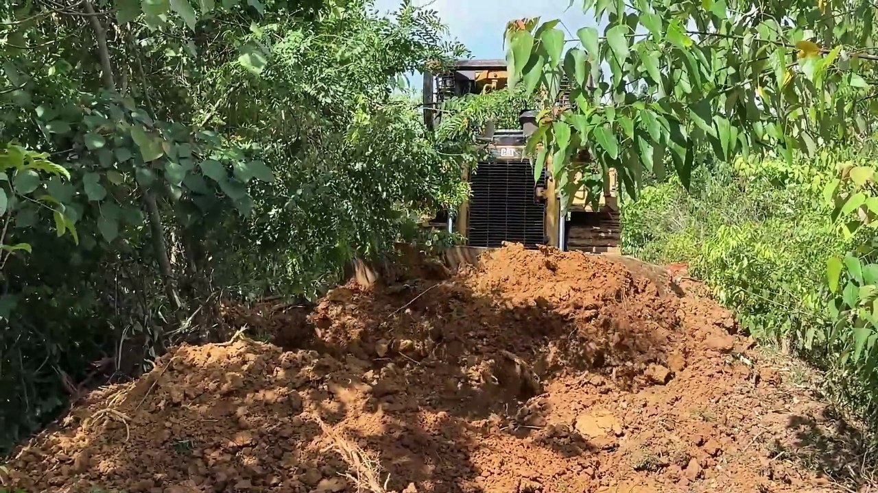 Fixing Plantation Road Damage Bulldozer D6R XL Repairs Mountain Road