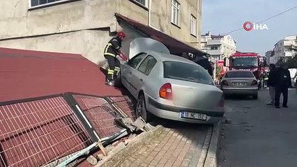 Park halindeki araca çarpan otomobil evin çatısına çıktı