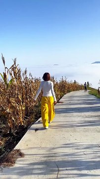 Witnessing the majestic sea of clouds with her! A perfect moment of freedom, fashion, and natural beauty high above the world. Let the gentle music set the mood for your next romantic escape. A truly dreamy travel experience. #seaofclouds #travelaesthetic