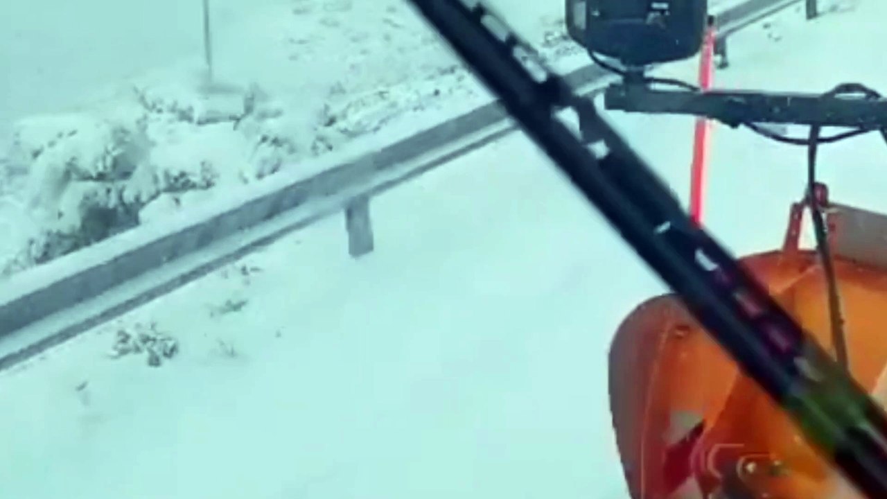 Neve sulle strade dell'isola, i mezzi dell'Anas al lavoro - VIDEO