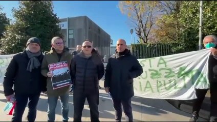 Corsico, la protesta dei residenti contro i miasmi della Synextra