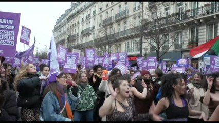 Parigi, migliaia in piazza contro la violenza sulle donne