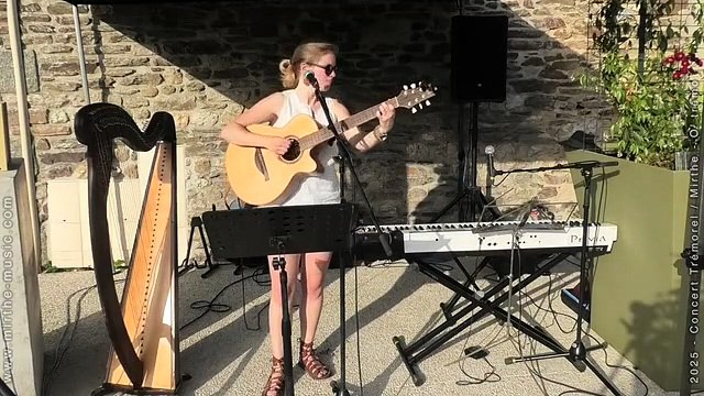 Concert de MIRTHE à la Fête de la Musique à Trémorel 22, en 2025, chant, guitare, harpe, piano, ukulélé, multilingue