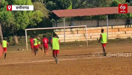 अबूझमाड़ में बीएसएफ की अनूठी पहल, जवानों और ग्रामीणों के बीच हुआ फुटबॉल मैच