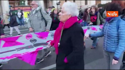 "Giulietta non temere", il canto transfemminista delle attiviste al corteo di Roma