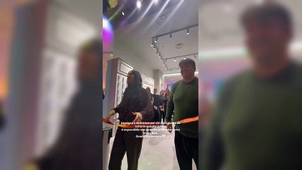 New Martina, la folla ai Gigli per l'inaugurazione del negozio di cover