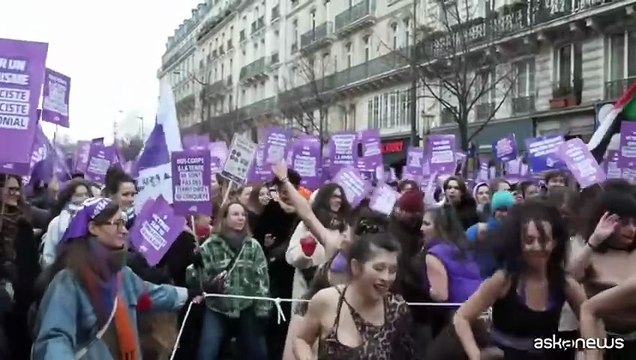 Parigi, migliaia in piazza contro la violenza sulle donne