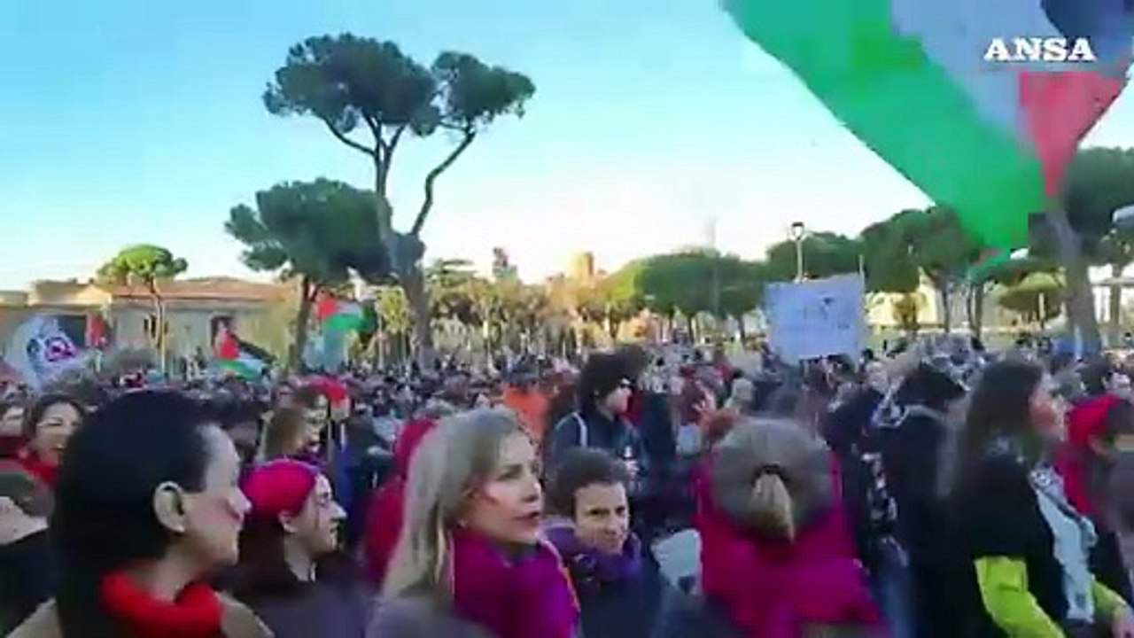 Roma, corteo contro la violenza di genere: "Sabotiamo guerre e patriarcato"