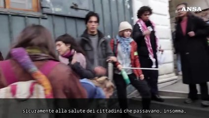 Venezia, blitz di Extinction Rebellion: il Canal Grande si colora di verde