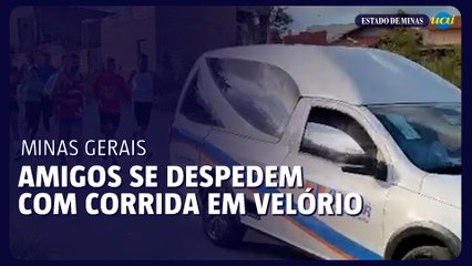 Um cortejo fúnebre diferente pessoas correndo atrás do carro funerário