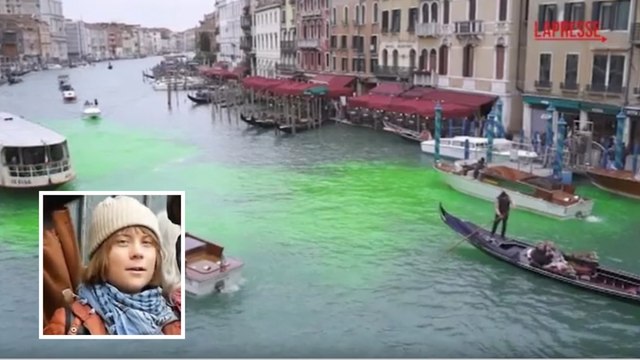 Le acque di Canal Grande a Venezia tinte di verde dagli ecoattivisti: tra loro anche Greta Thunberg
