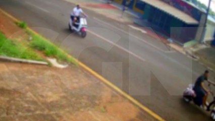 Jovens são flagrados realizando manobras perigosas com motos elétricas em Cascavel
