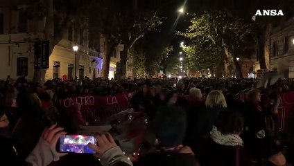 Roma, omaggio ad Ornella Vanoni al corteo contro la violenza di genere