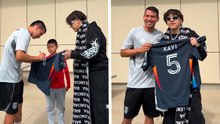 Chucky Lozano conoce a su ídolo Xavi y le obsequia este increíble regalo