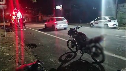 Motociclistas se envolvem em acidente de trânsito na Rua Cuiabá
