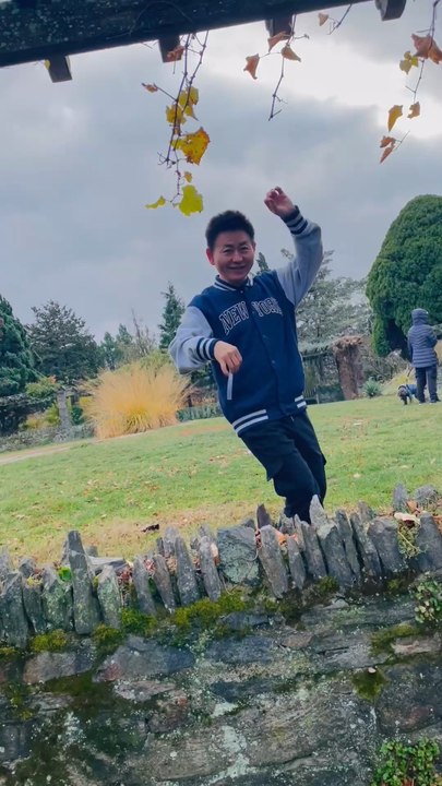 Resident Nelson Wang of Roosevelt Island explores the Green House at Wave Hill. This video was shot on November 22, 2025 in the Bronx, New York City.