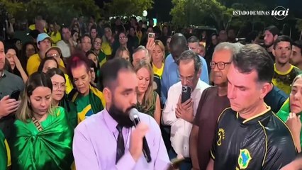 Homem discursa contra Bolsonaro em vigília após prisão e é agredido