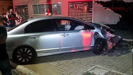 Civic destrói muro de residência em acidente de trânsito na Rua Itália e adolescente fica ferida