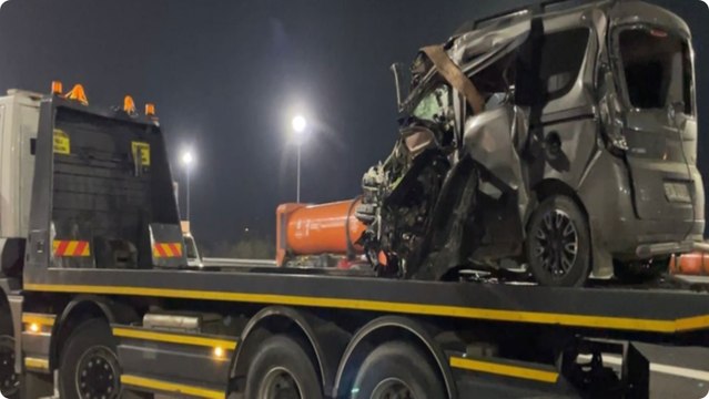 Kuzey Marmara Otoyolu'nda gişelere çarpan hafif ticari aracın sürücüsü ağır yaralandı
