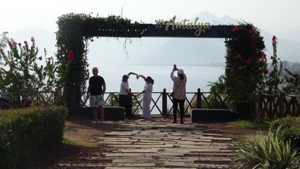 Antalya yine bildiğimiz gibi: Burada hâlâ denize giriyorlar