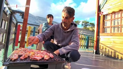 Tortum Gölü'nde "yüzen ev" meraklıların ilgi odağı