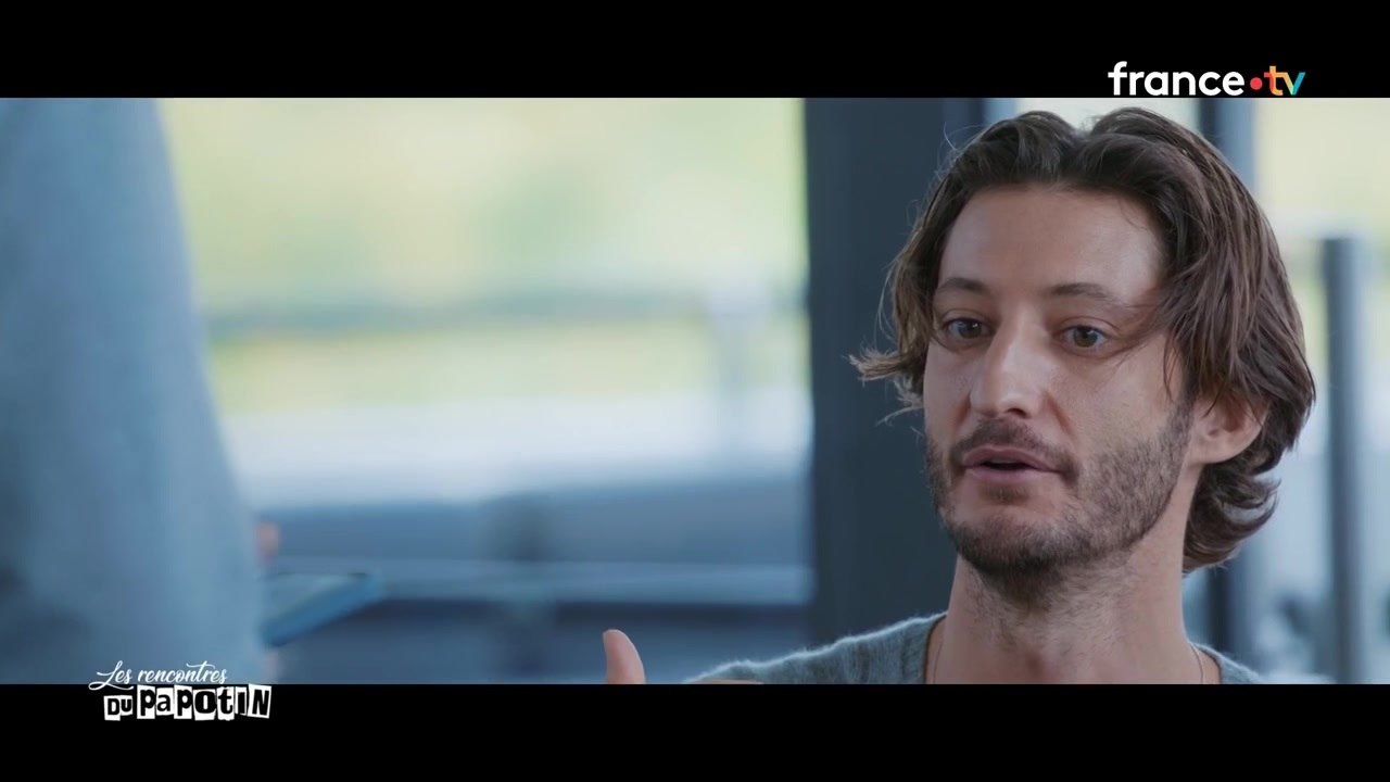 Pierre Niney se livre sans fard sur sa sexualité : "J’ai déjà embrassé des garçons" (VIDÉO)