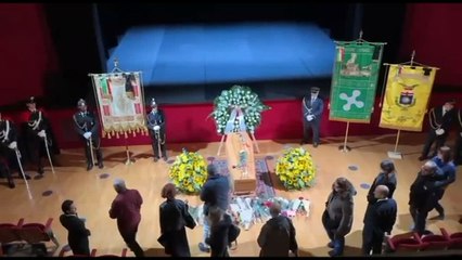 Al Piccolo Teatro per Vanoni girasoli, bara vicino al palco, la sua musica