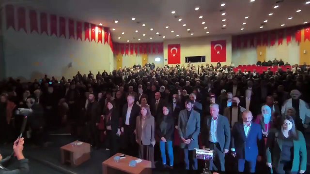 DEM Parti'nin toplantısında saygı duruşu ve İstiklal Marşı krizi