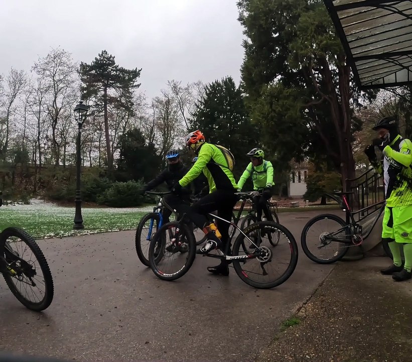 Vidéo Sortie VTT à 8 avec Neige, pluie et un petit 3 degrés 😅