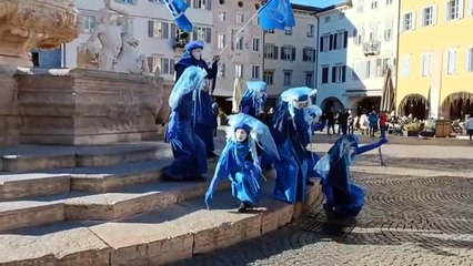 I ghiacciai stanno scomparendo, la protesta di Le Blue Rebels di Extinction Rebellion