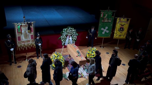 Milano rende omaggio a Ornella Vanoni, in migliaia alla camera ardente