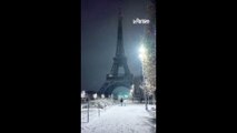 Paris : la neige tombe sur la tour Eiffel