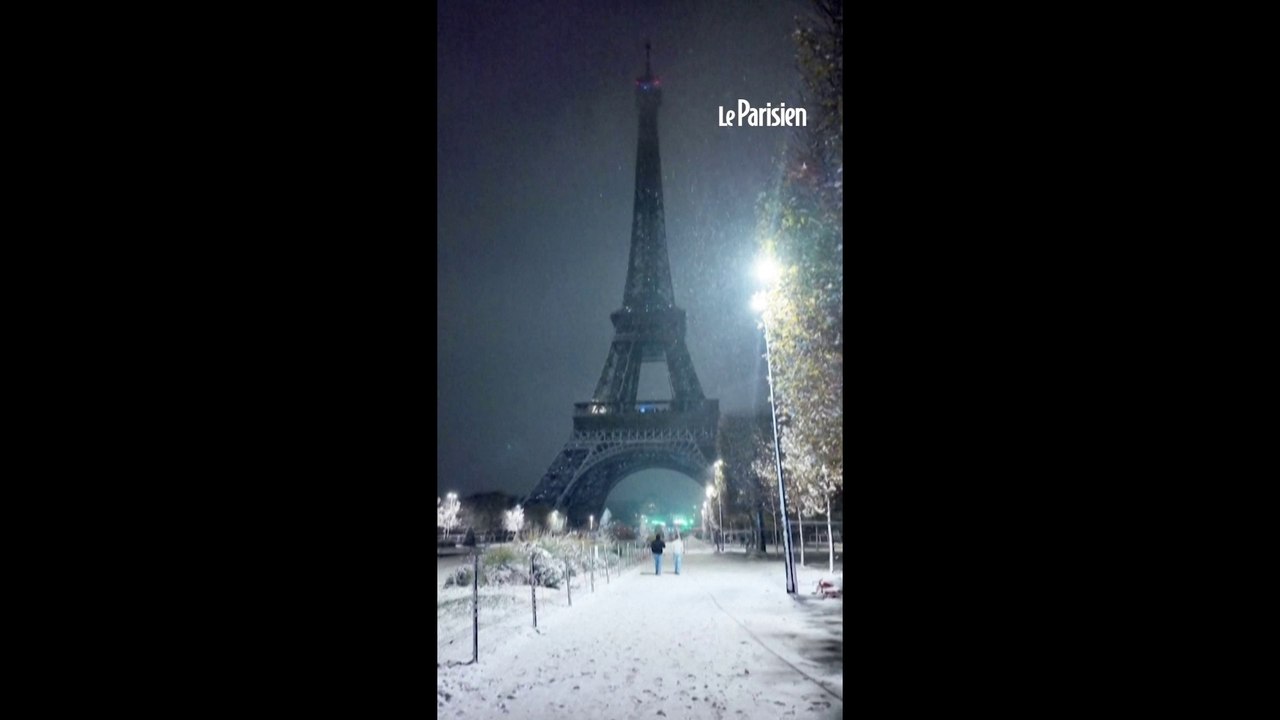 Paris : la neige tombe sur la tour Eiffel