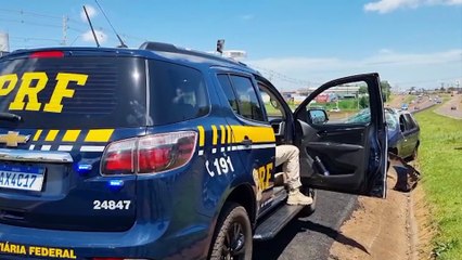 Fiat Palio com cinco ocupantes capota na BR-277 em Cascavel