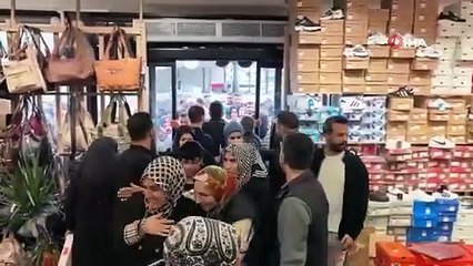 10 liraya ayakkabı, çanta, kıyafet satıldığını duyan koştu