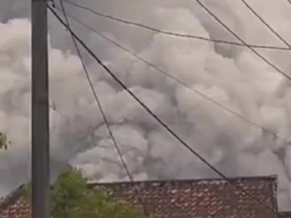 Vulkan Mount Semeru in Indonesien spuckt gigantische Aschewolken