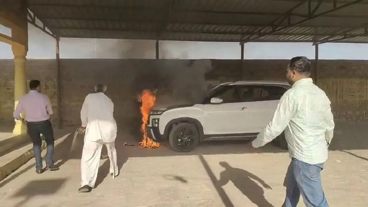 Video: बैंक परिसर में खड़ी कार में अचानक लगी आग...