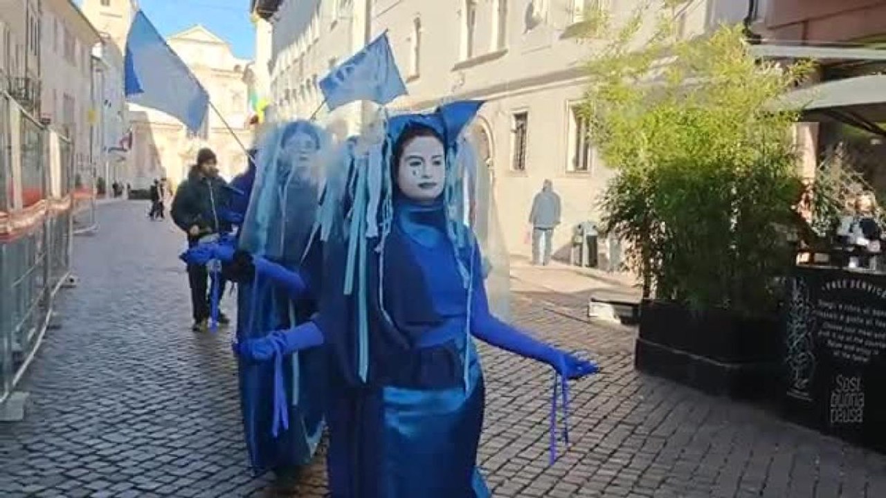 Trento, la protesta di Extinction Rebellion: «Salviamo i ghiacciai che stanno scomparendo»