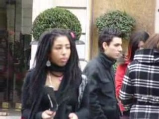 Sandra essaie de donner ses places de concert.