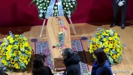 L'omaggio di Milano a Ornella Vanoni, in migliaia alla camera ardente