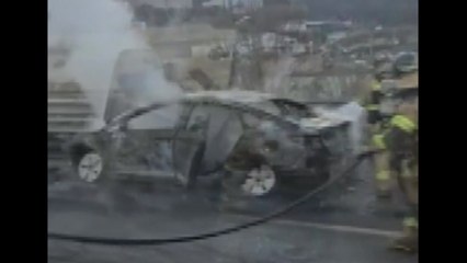 제2중부고속도로 달리던 승용차에 불...다친 사람 없어 / YTN