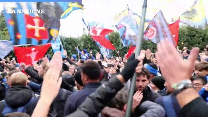 Tifosi del Pisa salutano la squadra prima della trasferta a Sassuolo