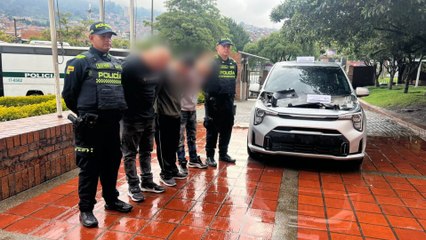 Tres capturados en San Cristóbal mientras desvalijaban vehículo hurtado en patio de vivienda