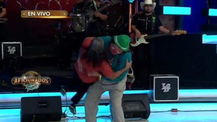 &#039;Payaso Bola&#039; le hace quebradita a esta señora y termina mal