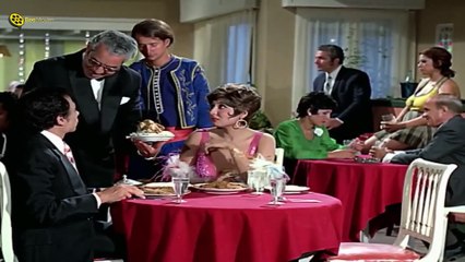 عفريته حماته خدت هدومه 🤣 عادل إمام بيجري عريان في الفندق