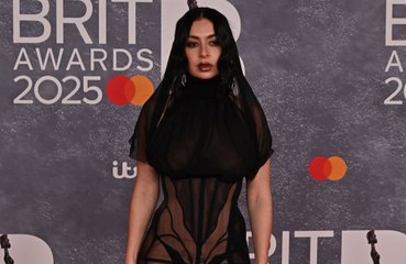 Charli xcx admite que ser una 'estrella del pop' es 'muy divertido', pero a veces también es 'estúpido' y 'vergonzoso'