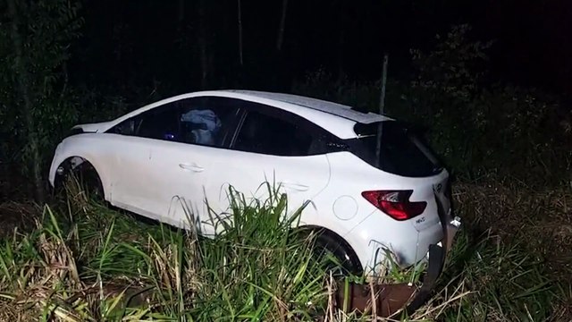 HB20 aquaplana e sai da pista na PR-486 durante chuva na noite deste domingo